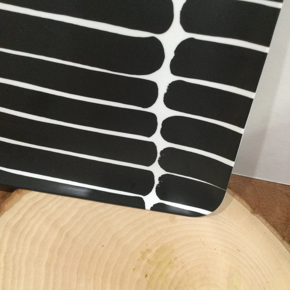 Bandeja cuadrada de melamina blanca y negra Marimekko 2019, diseño MCM Foto 3 de 4