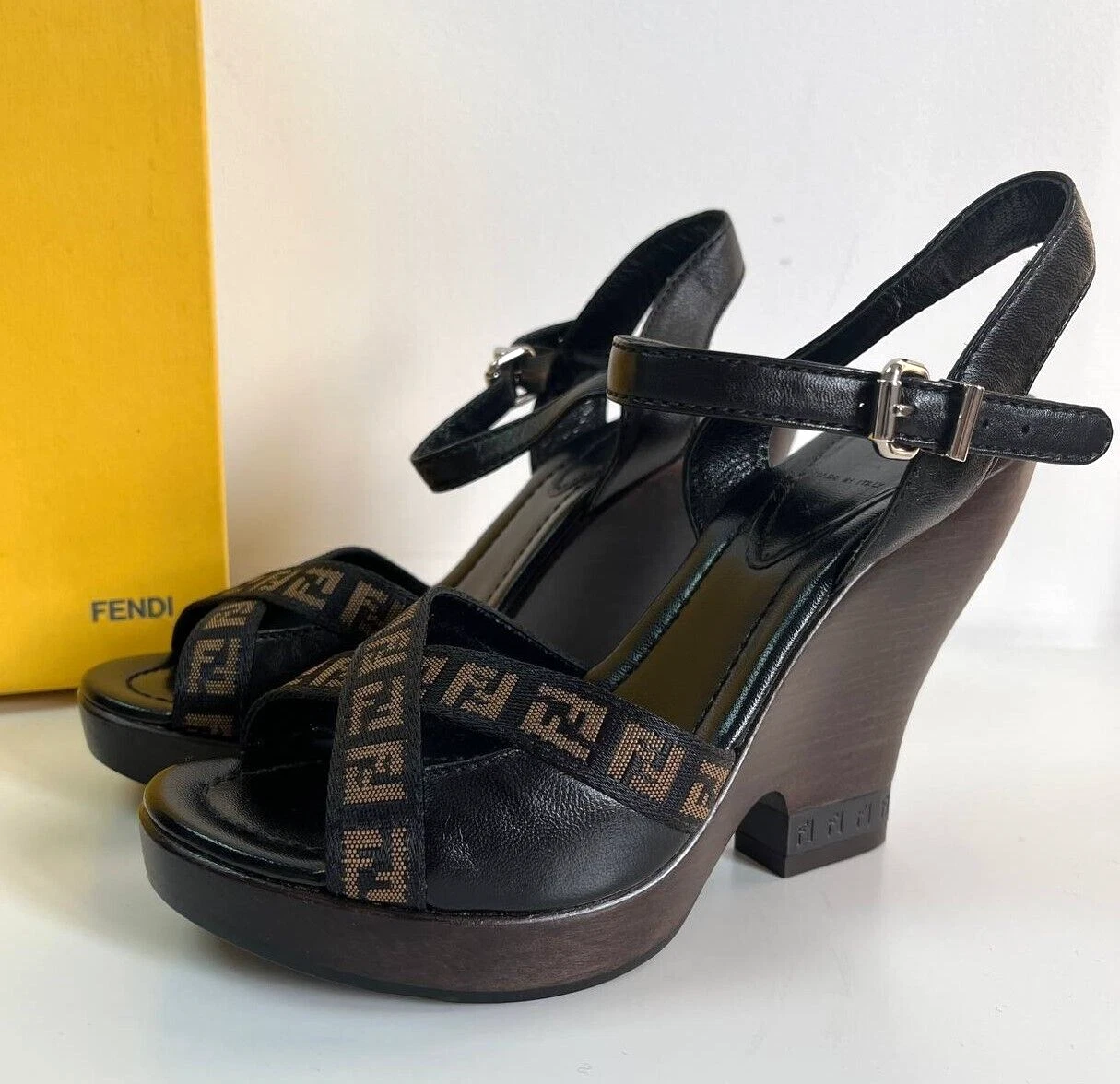 Nuovi sandali FENDI Zucca monogramma zeppa legno tacco 37 5 7 7 5 neri Lagerfeld