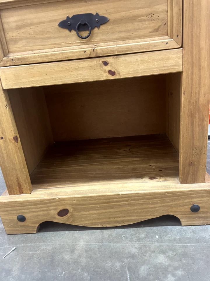 Mesita de noche clásica con detalles de madera - Beige Foto 4 de 4