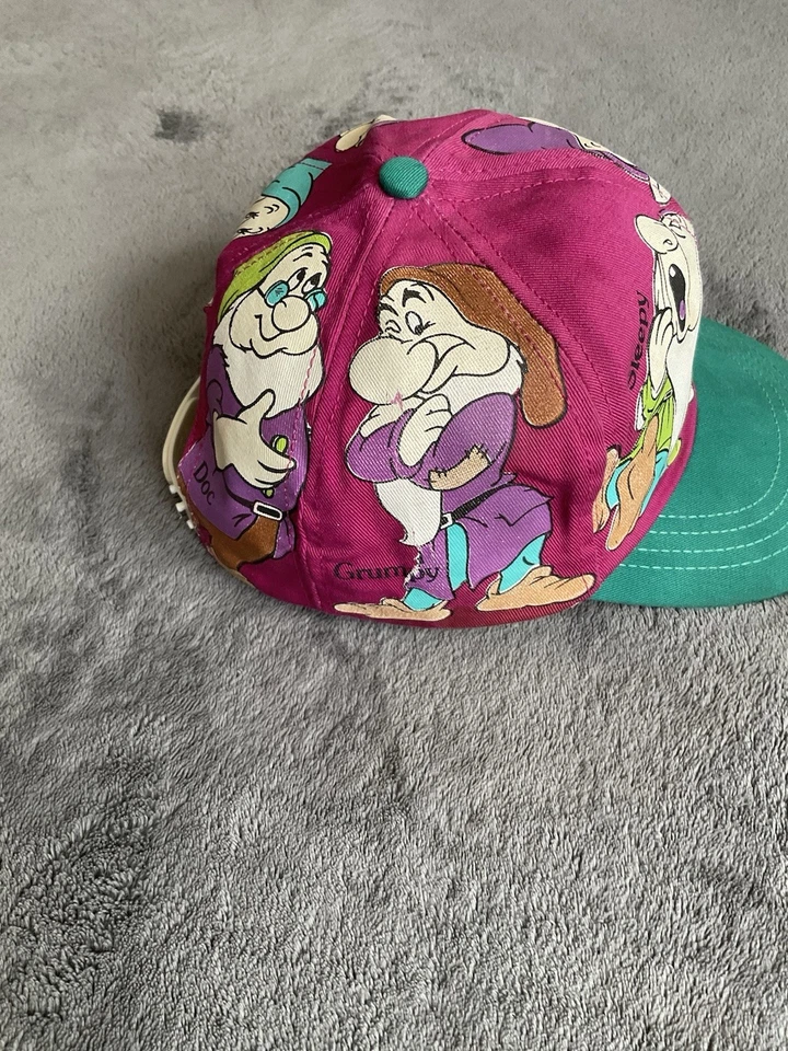 Snapback juvenil vintage The Disney Store Seven Dwarfs hecho en EE. UU. púrpura Foto 2 de 4