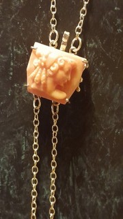 camée en corail monté sur fermoir en or