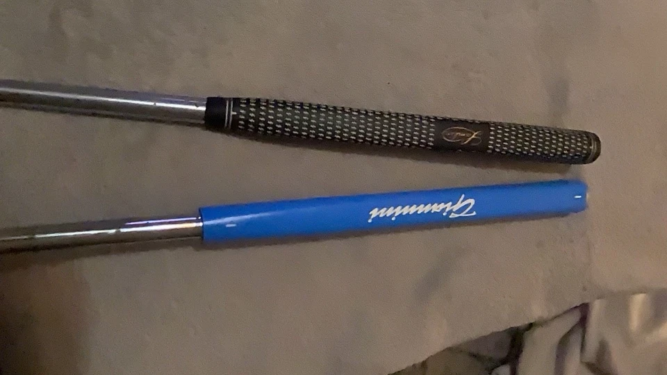 2 个碳水化合物推杆(刀片和槌)。 全新纯握把,奥德赛推杆套。 甜美 — 第 3/4 张图片