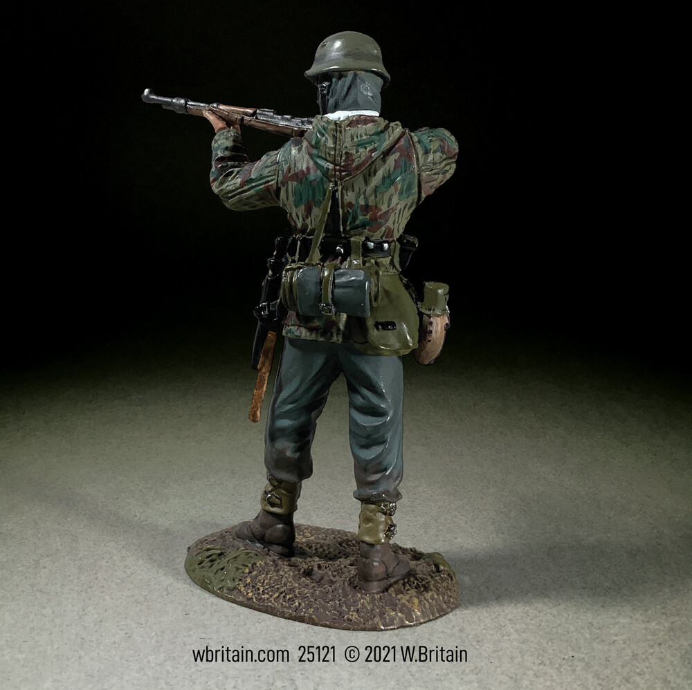 BRITAINS SOLDIERS 25121 - German Grenadier in Parka Standing Firing K98, 1943-45