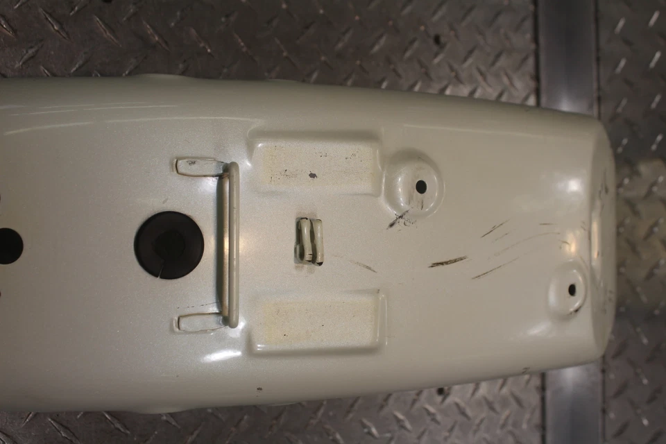 2007 SUZUKI BOULEVARD S50 БЕЛОЕ ЗАДНЕЕ КРЫЛО ГРЯЗЕВАЯ ЗАЩИТА 63100-39A00-YC3 - Изображение 3 из 4