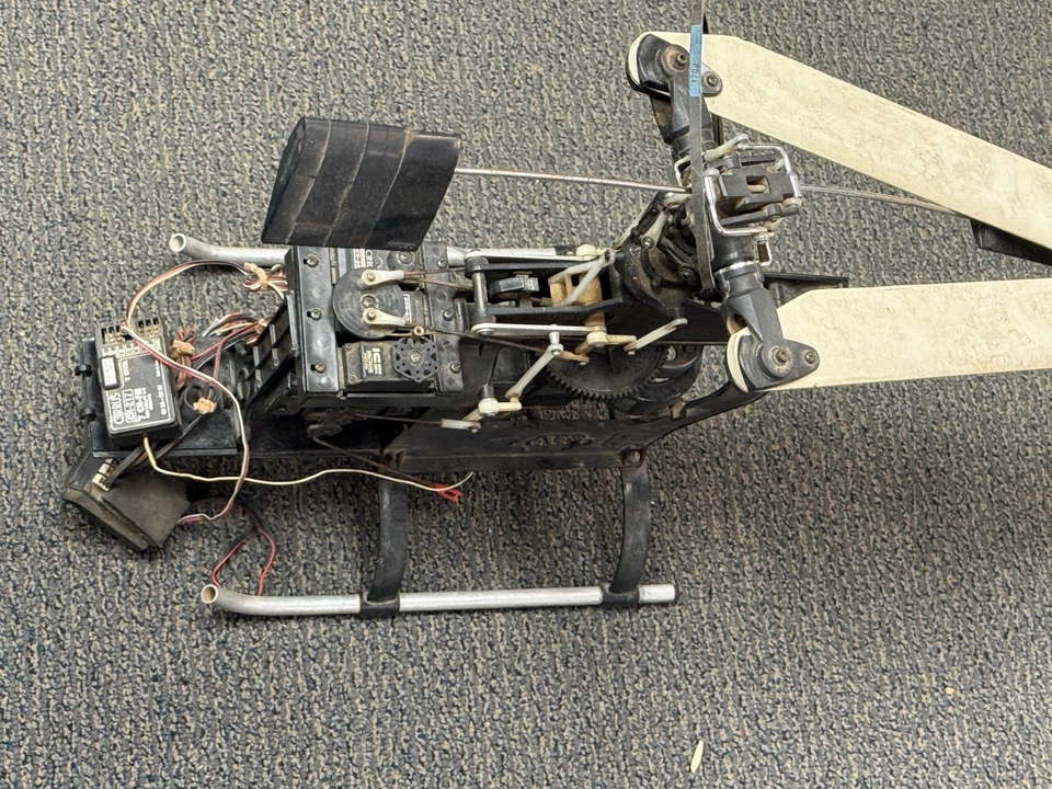 Hirobo Shuttle RC Remote Control Helicopter Great Source for Parts !! - Image 3 of 4