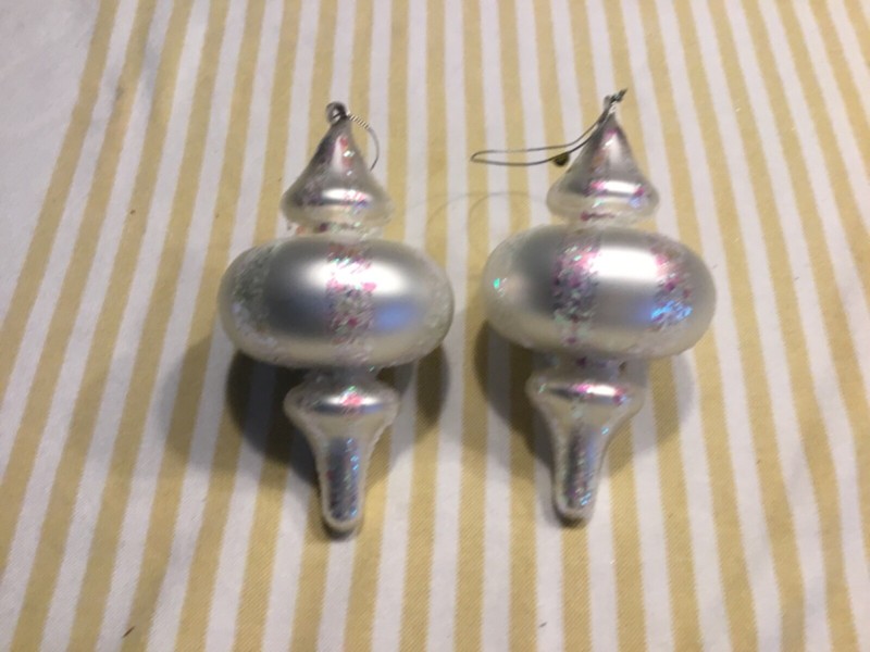 set 2 white glitter glass ornaments 