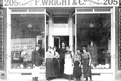 Vre-22 Ladenfront, F Wright, Polsterer, Fulham, London. Foto