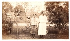 GIRL AND LADY IN BACKYARD,WISCONSIN DELLS,1920'S.VTG 4.3" x 2.5" PHOTO*9
