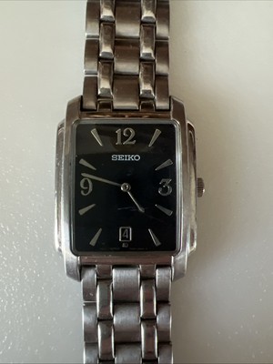 Seiko Men 28mm Watch. 7N39-5B68 (or 5B20) R1. Silver Tone. Black Dial. Date
