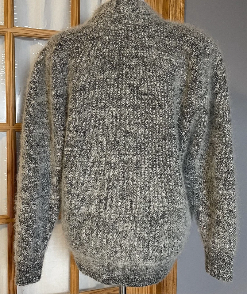 70s Hand-Knitted Wool Floral Cardigan Women’s XL Gray Classic Cabin Cottage Boho - Image 4 of 4