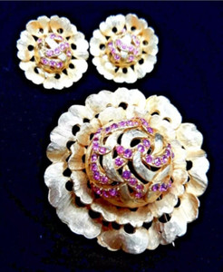 VTG Pink Rhinestones Large Flower Open Work Gold Tone Brooch Clip Earring Set