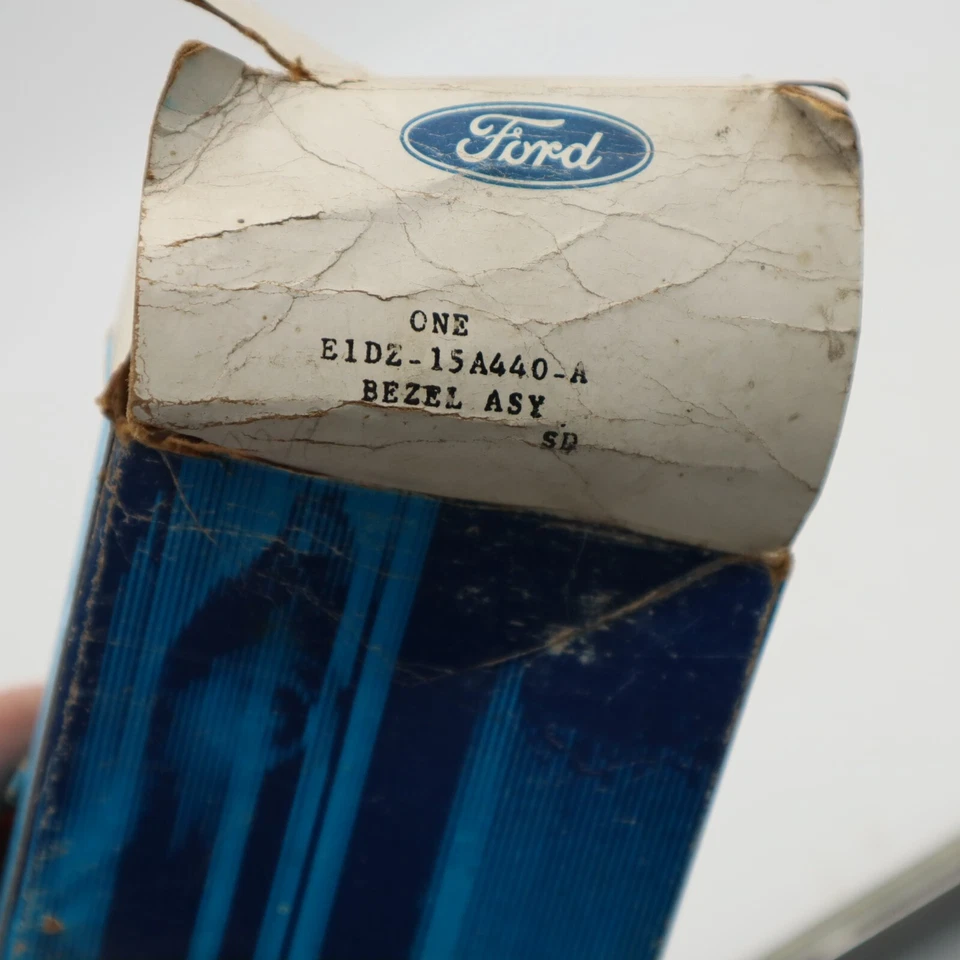 Bisel marcador delantero derecho Ford Granada Mercury Cougar 1981-82 e1dz-15a440-a nuevo de stock Foto 4 de 4