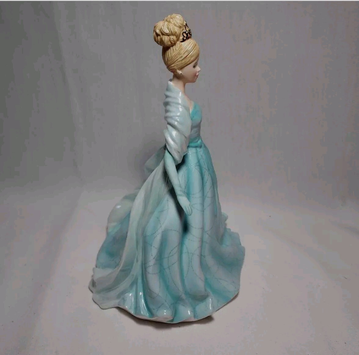 ROYAL DOULTON PORCELAIN FIGURINE BARBIE COLLECTOR'S EDITION