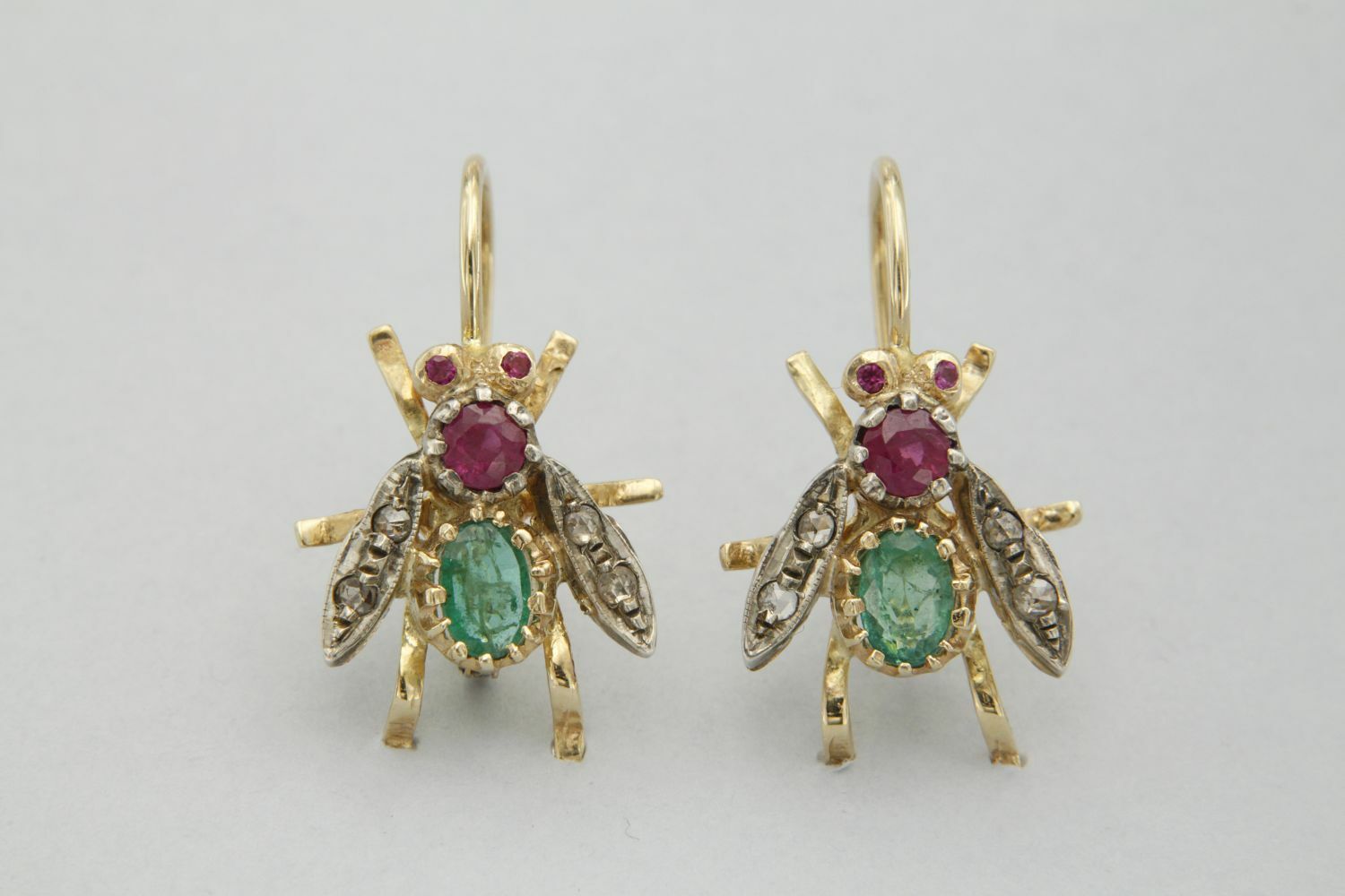 Boucles D'oreilles Dormeuses En Or 14K - Émeraude, Rubis Et Diamants, Motif Insecte/mouche