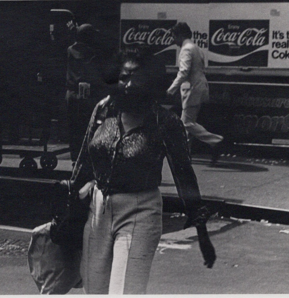 Camión Coca-Cola Mujer Pasando Calle Nueva York 1977 Gelatina Plata Fotografía