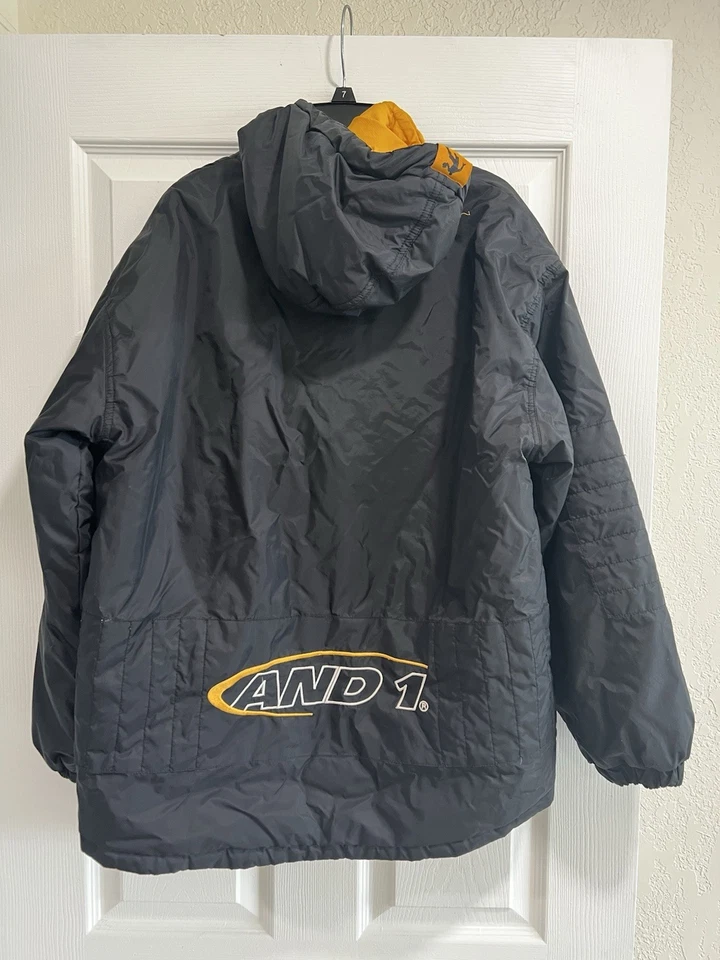 Chaqueta de baloncesto vintage AND1 amarilla y negra reversible aislada abrigo capucha Foto 3 de 4