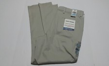 Dockers Classic Fit NWT 36x30 size Khaki Pleated Pants Mens