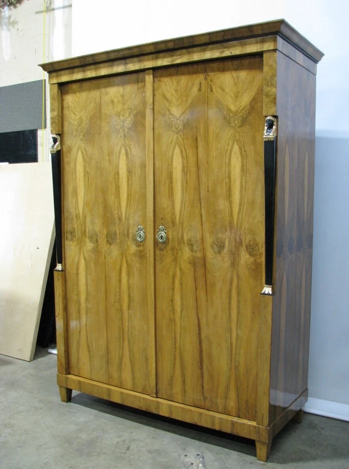 Armario austriaco de nogal Biedermeier del siglo XIX; bustos figurativos, interior personalizado Foto 2 de 4