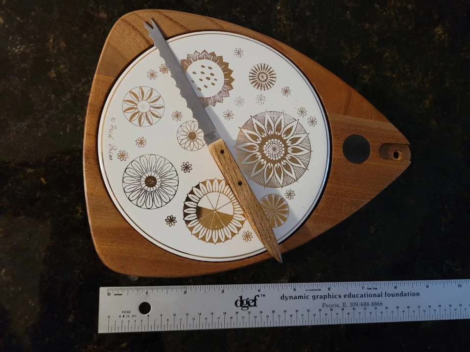 Bandeja de tablero de queso Fred Press vintage años 60 remache azulejo mediados de siglo mod con cuchillo Foto 2 de 3