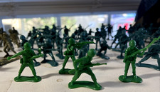 VTG Plastic MILITARY /ARMY Men Soldier Figures 143 PC MIXED COLORS 3 MEN osp