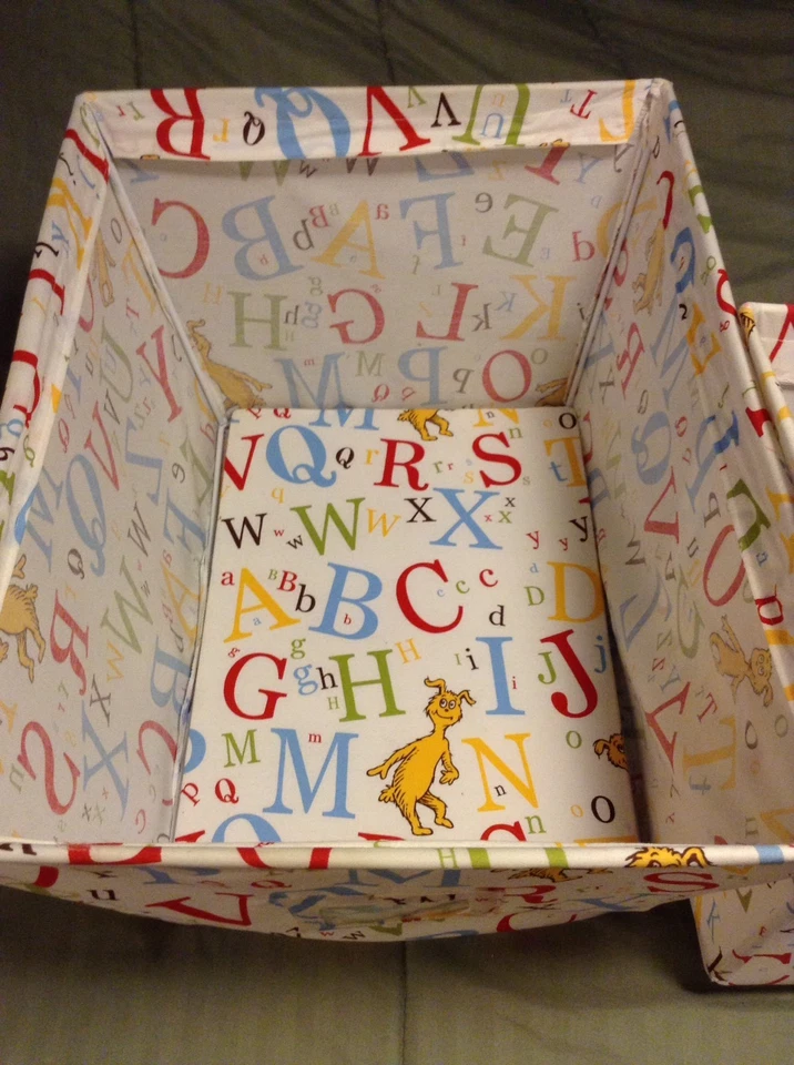 Juego de 2 cubos de almacenamiento Dr Seuss Trend Lab grandes 18"x14"x10" en muy buena condición Foto 2 de 4