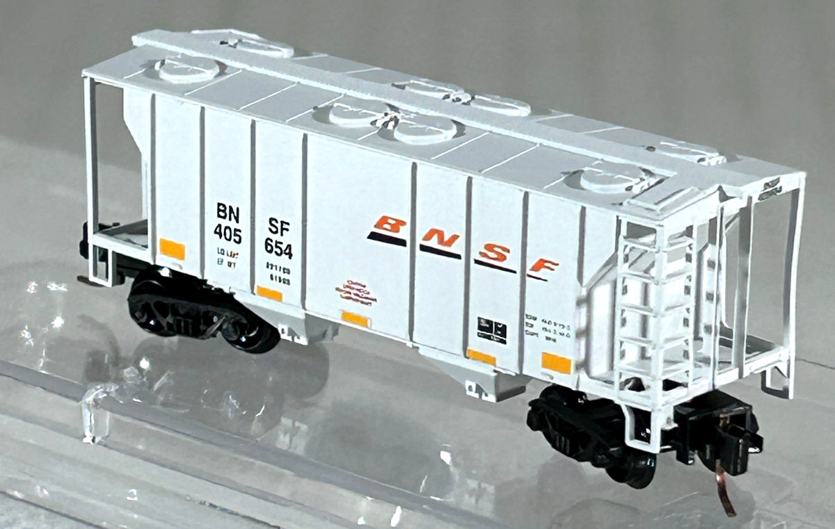 MICRO-TRAINS Z SC 2-BAY COVERED HOPPER CAR BNSF 53100301