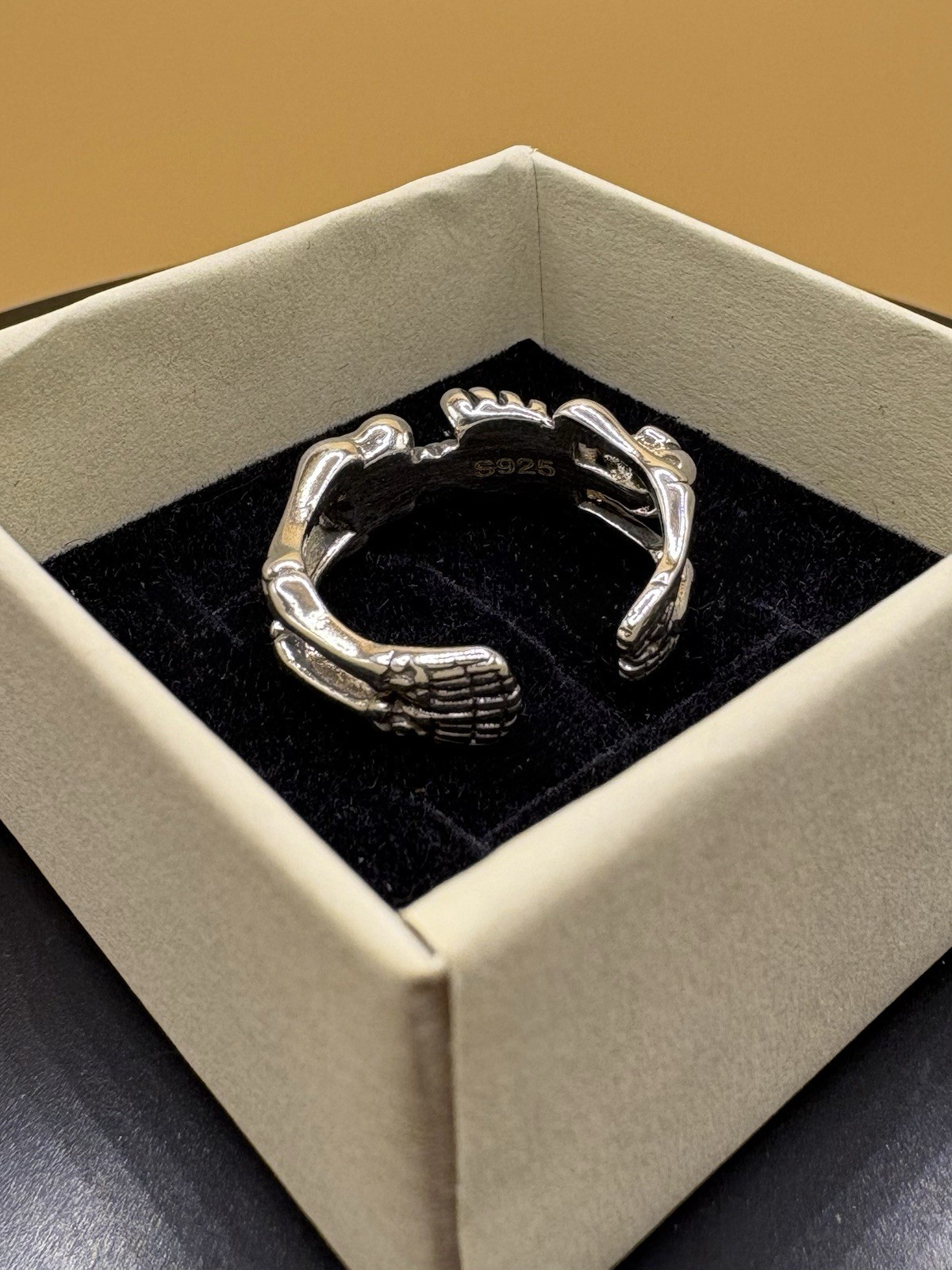 Bague squelette en argent massif au design ajustable et finitions ciselées