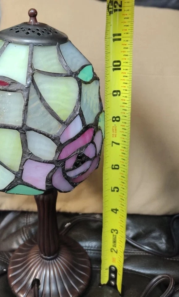 Lámpara estilo Tiffany con patrón floral.  Plástico. Foto 3 de 4