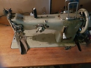 Pfaffnähmaschine mit Tisch und Motor