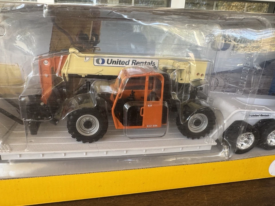 United Rentals Peterbilt Truck & Lowboy Trailer w/ JLG G12-55A Telehandler - Image 3 of 4