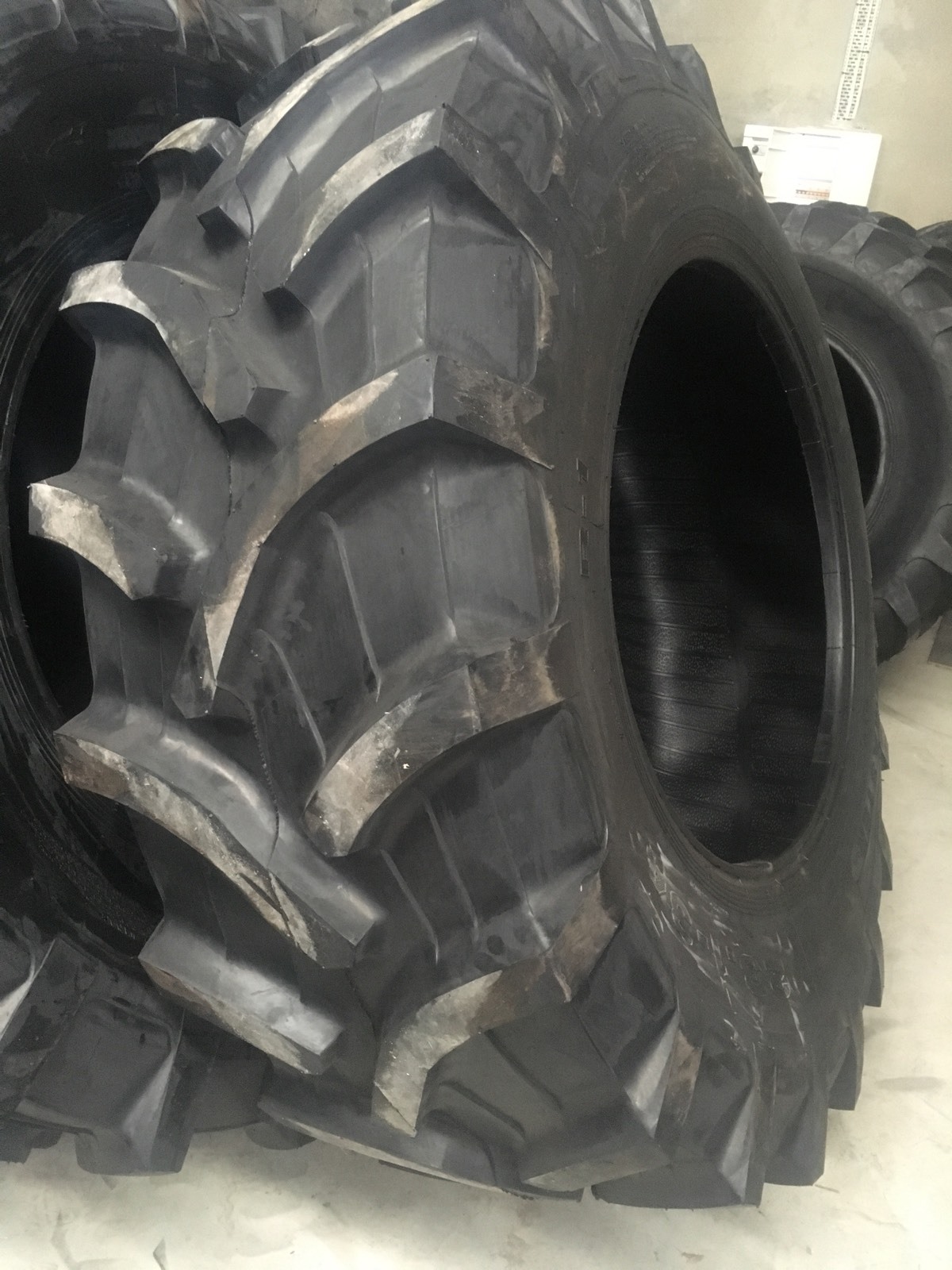 NEW TRACTOR TYRES 23.134 NEUMASTER 23.1x34 BRISBANE FREIGHT Tyre