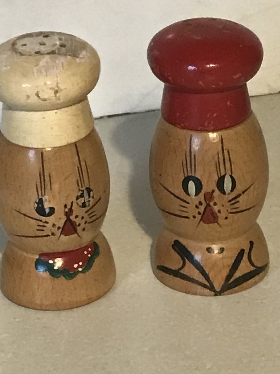 Vintage Deco Hand painted Cute Wooden Rabbit Growls Grinder Salt