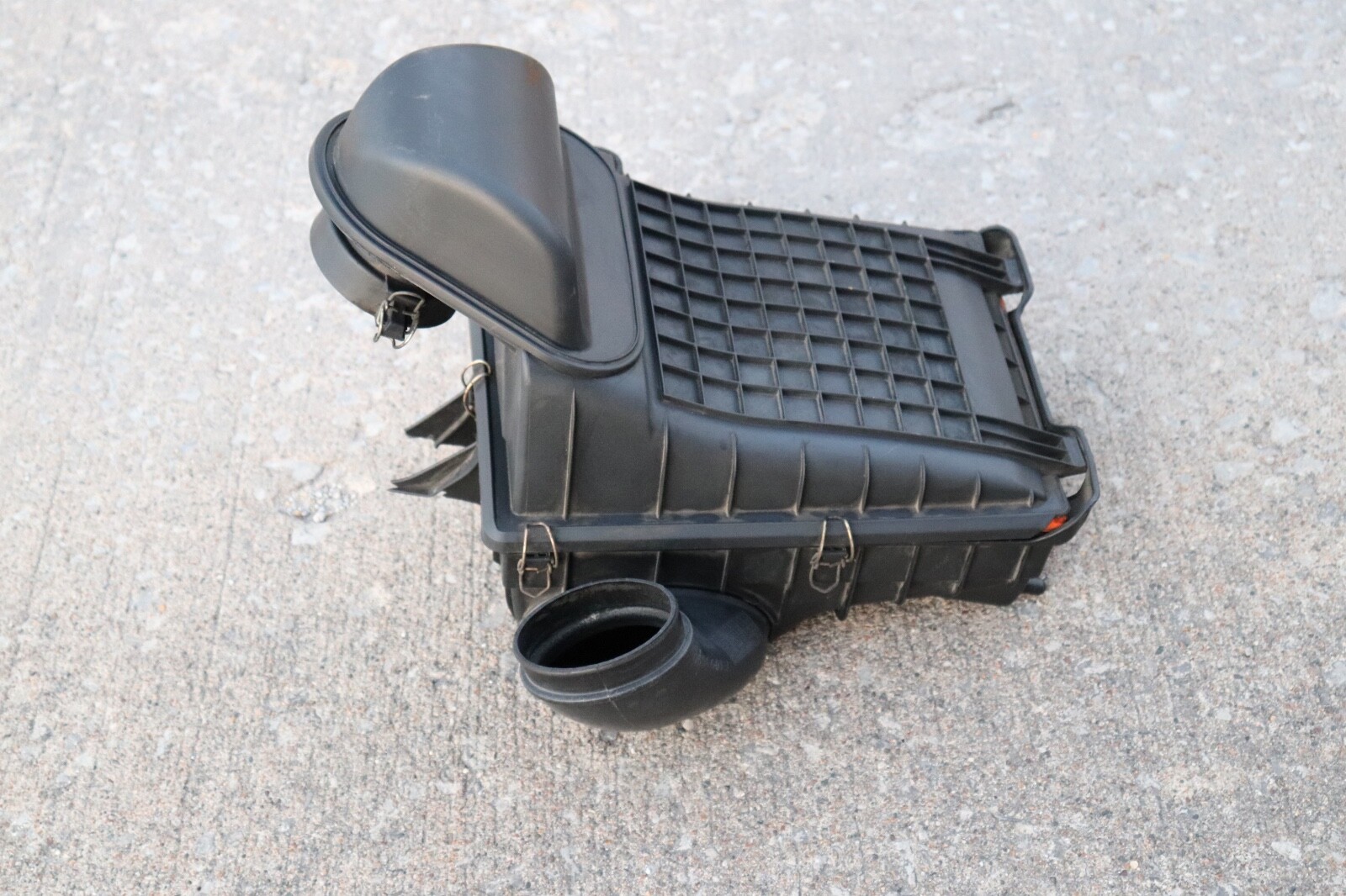 P2005164 2004-2011 Maserati Quattroporte M139 Air Cleaner Box 4.2L V8 1003583 OE