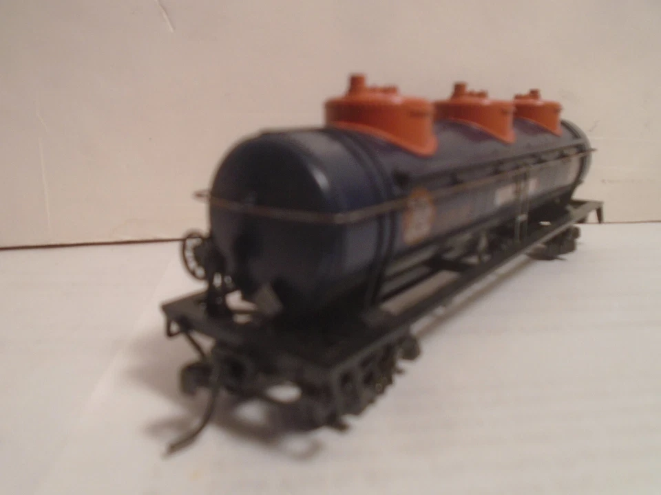 HO SCALE UNION 3 DOME TANK CAR WITH METAL SPRUNG TRUCKS + KADEE COUPLERS - Image 4 of 4
