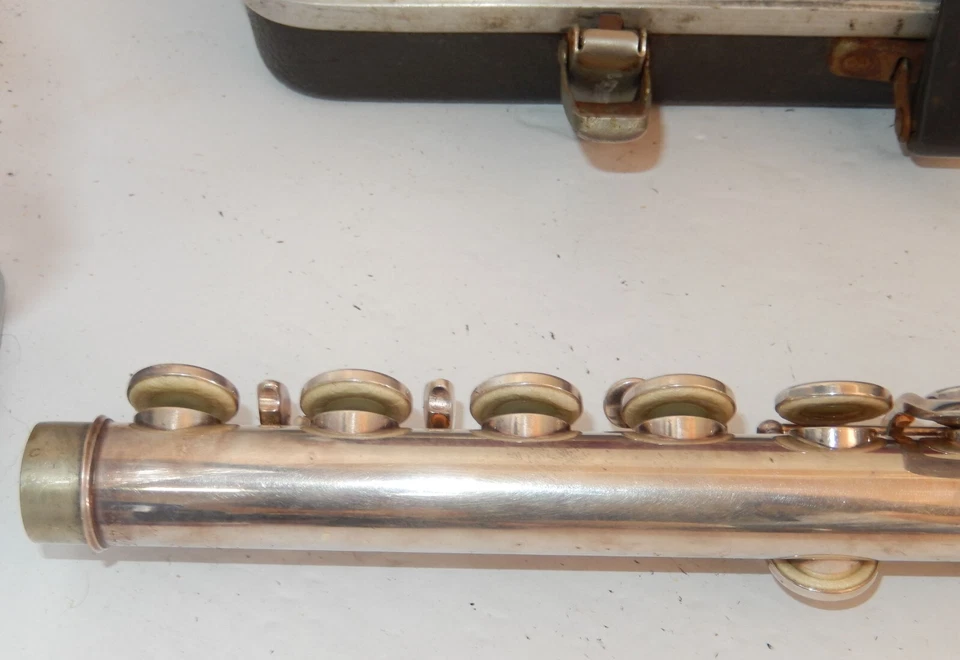 Bundy Selmer FLAUTA CON ESTUCHE RÍGIDO MARRÓN Forro Terciopelo Rojo Serie Numerada #2 Foto 3 de 4