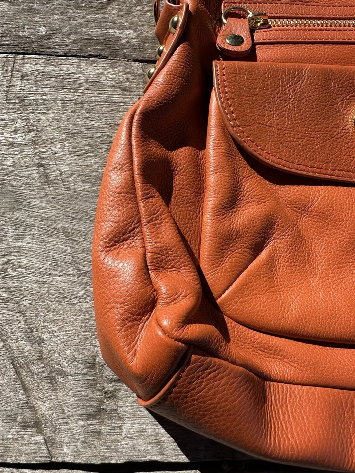 Emma Fox. Grande. Bolso plegable clásico de cuero. Cuero coral/naranja Foto 3 de 4