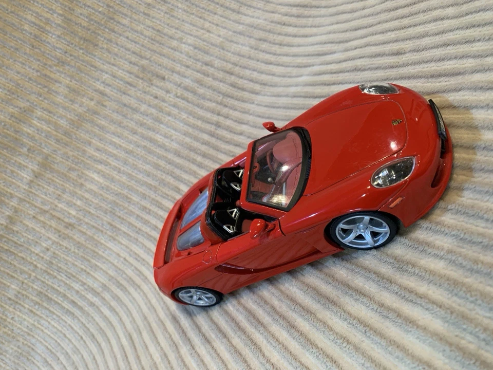 Coche modelo Porsche Carrera GT Roadster escala 1/24 Motormax:73305 rojo Foto 2 de 4