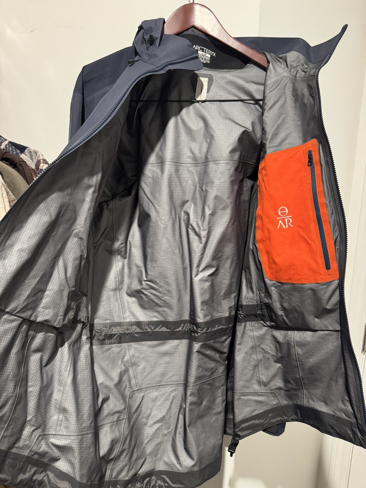 Arc'teryx Theta AR Gore-Tex Pro Shell Jacket in Navy Blue - Size Large image 5