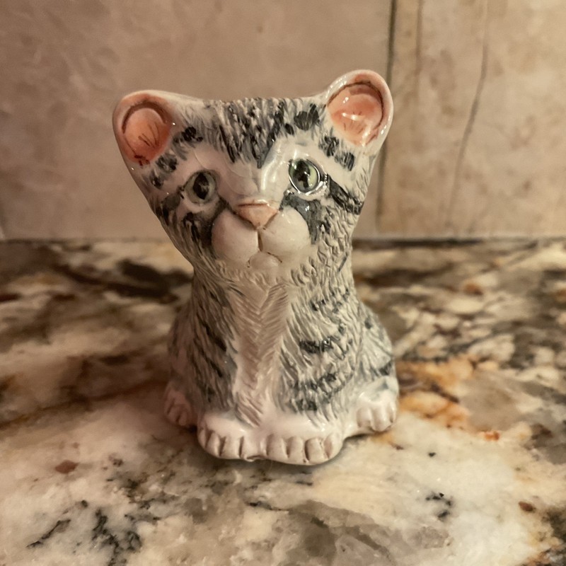 BASIL MATTHEWS CERAMIC CAT FIGURINE SUPER CUTE. Signed. Hand Sculpted 2.25 inch