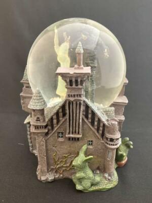 Edward Scissorhands 15th SNOW GLOBE Diamond Select Toys Limited
