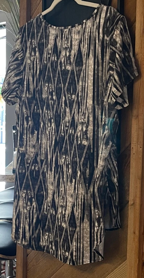 KATE & MALLORY WOMEN'S BLOUSE. SIZE: 1X. SHORT SLEEVE. SCOOP-NECK. GEOMETRIC - Image 4 of 4