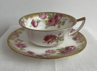 Antike Royal Doulton Teetasse und Untertasse: rosa Kohlrosen vergoldeter Rand (2)