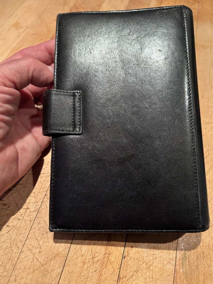 Planificador de 6 anillos Mark Cross de cuero con cierre magnético Foto 3 de 4