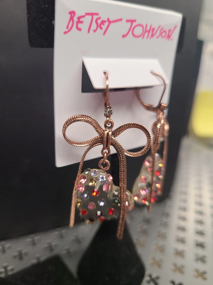 Pendientes colgantes corazón multicolor Betsey Johnson, cobre/multi Foto 2 de 4