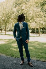 Hugo Boss Hochzeitsanzug mit Weste, Fliege und Manschettenknöpfen