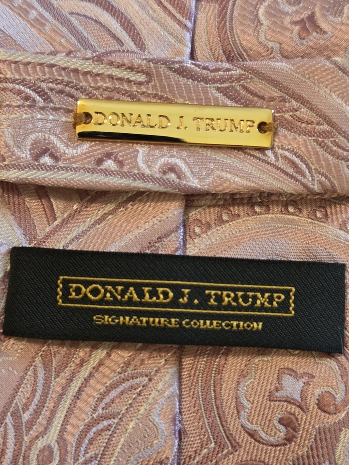 Corbata Donald J Trump Signature Rosa Paisley 100% Seda Hecha a Mano Barra de Oro Foto 3 de 4