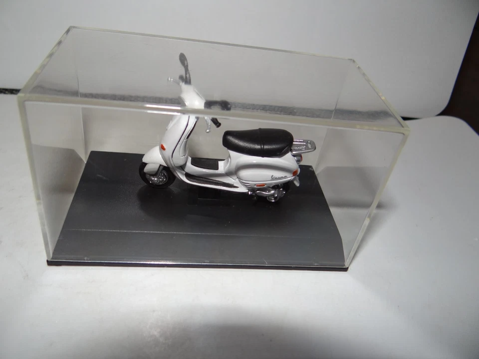 NEW RAY VESPA ROLLER ET4 125 1996 WEISS MODELLAUTO 1:32 SAMMLER MODELL - Bild 2 von 4