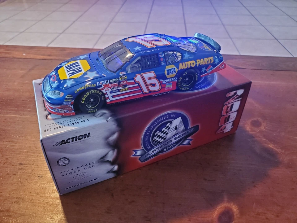 Michael Waltrip #15 NAPA 2004 Monte Carlo Action масштаб 1:24 банк для стокового автомобиля - Изображение 2 из 4
