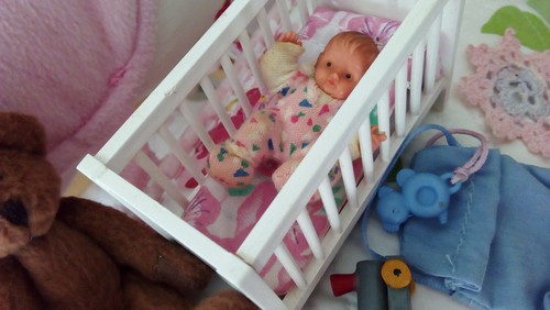 Dolls house nursery Cot, baby, quilt, bear, toy train, block wagon & babies bag - Picture 7 of 8