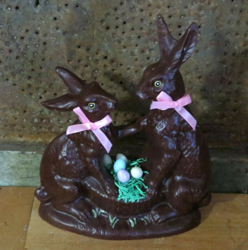The Salem Collection Coppia Coniglio di Pasqua in finto cioccolato resina con uova in cesto - Foto 2 di 5